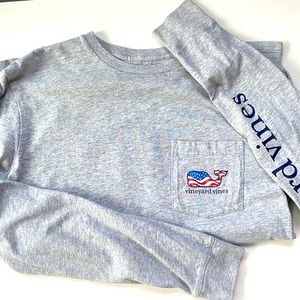 Vineyard Vines Unisex USA Flag Whale Gray Long Sleeves Crewneck Tee, Size XS Men
